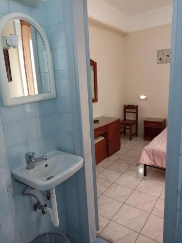 Single Room image 8