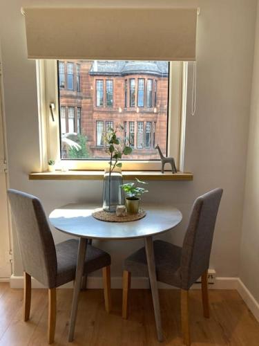 Rustic Top Floor West End Pad With Balcony, Parking next to Byers Road, Aston Lane, Glasgow Uni near Glasgow West End