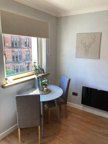 Rustic Top Floor West End Pad With Balcony, Parking next to Byers Road, Aston Lane, Glasgow Uni near Glasgow West End
