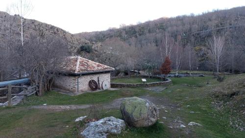 Közeli látványosságok, El Tinao de la Hiruela (Entremelojos) in La Hiruela
