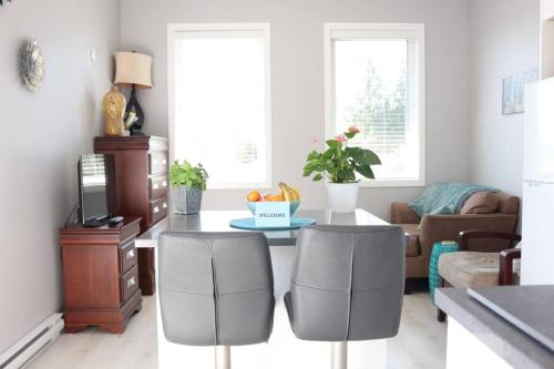 LOCATION LOCATION LOCATION IMMACULATE 1 BEDROOM SUITE in Victoria, Canada