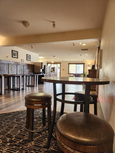 Luxury Inn & Suites - image 12