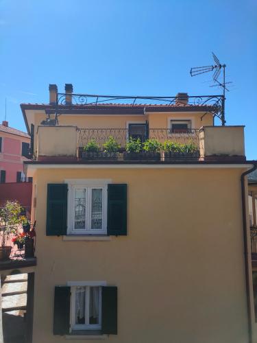 Camera tra le Cinque Terre, Camogli e Portofino. Vista valle e scorcio mare all'orizzonte