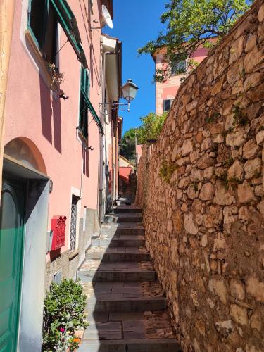 Camera tra le Cinque Terre, Camogli e Portofino. Vista valle e scorcio mare all'orizzonte