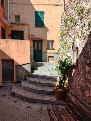 Camera tra le Cinque Terre, Camogli e Portofino. Vista valle e scorcio mare all'orizzonte