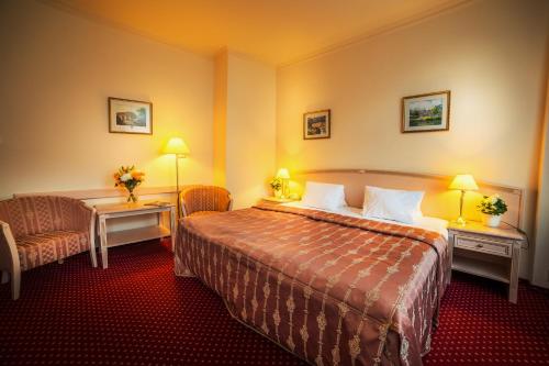 Standard Double or Twin Room image 4
