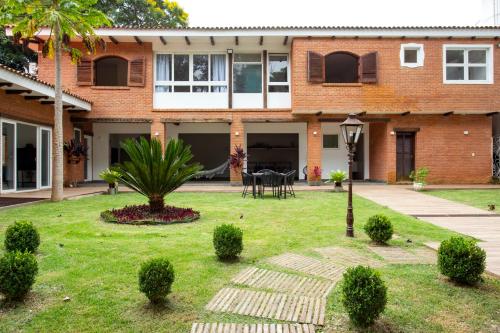 Kert, Linda Casa reformada de 4 Suítes no bairro Morumbi - pertinho do Albert Einstein (Linda Casa reformada de 4 Suites no bairro Morumbi - pertinho do Albert Einstein) in Morumbi