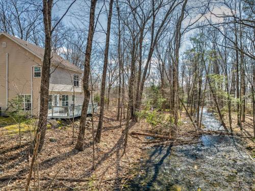 Vedere exterior, 30 Day Minimum Stay - Private Creekside Solace in East Stroudsburg