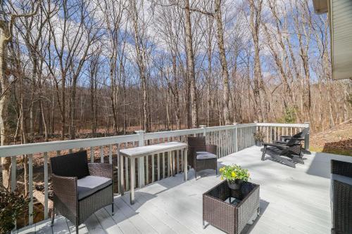 30 Day Minimum Stay - Private Creekside Solace in East Stroudsburg