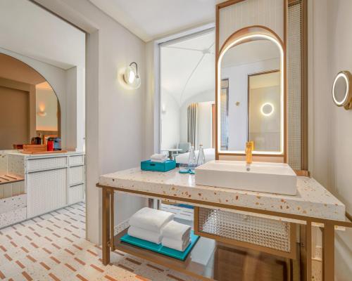 room detail thumbnail 1