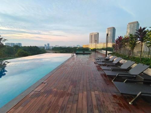 Massage, Southkey 2BR · 5-6 PAX · Pool · Free Parking · Mid Valley & CIQ JB in Stulang Bahru