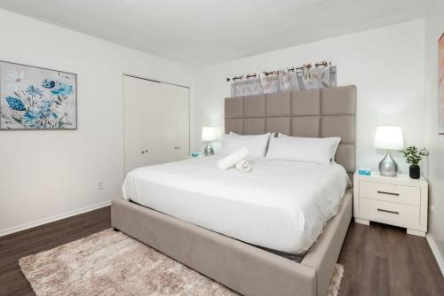LA Paradise: Spacious 3BR Gem with Sleek Interiors in Los Angeles, USA