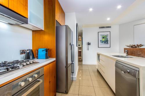 厨房, Casuarina Resort Style 3BR Apartment by uHoliday in 金斯克里夫