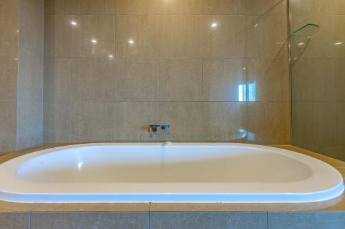卫浴间, Casuarina Resort Style 3BR Apartment by uHoliday in 金斯克里夫