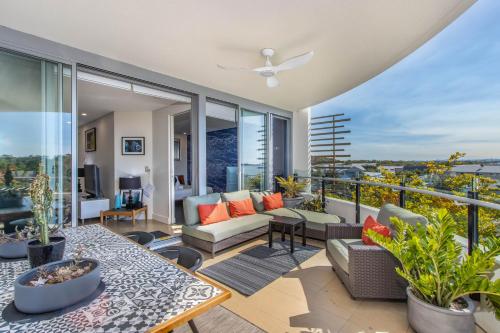 阳台/露台, Casuarina Resort Style 3BR Apartment by uHoliday in 金斯克里夫