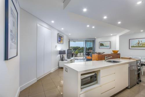 厨房, Casuarina Resort Style 3BR Apartment by uHoliday in 金斯克里夫