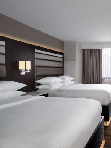 2 queen beds