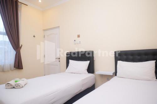 Deluxe Twin Room room in Griya Loka 2 Syariah Near Simpang Lima Mitra RedDoorz