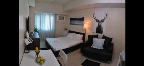Condo in Makati studio type fast wifi Netflix, Manila