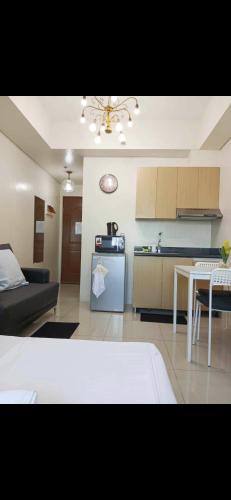 Condo in Makati studio type fast wifi Netflix