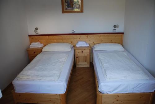 2 twin beds