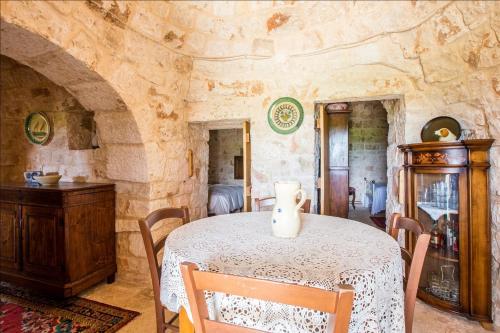 Trullo nel bosco, lungo il sentiero escursionistico ciclabile dell'acquedotto pugliese