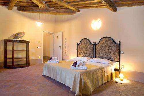 1 queen bed, 5 twin beds