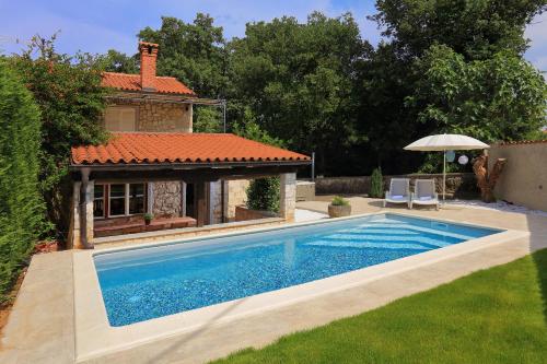 Holiday house NATURA with pool and jacuzzi