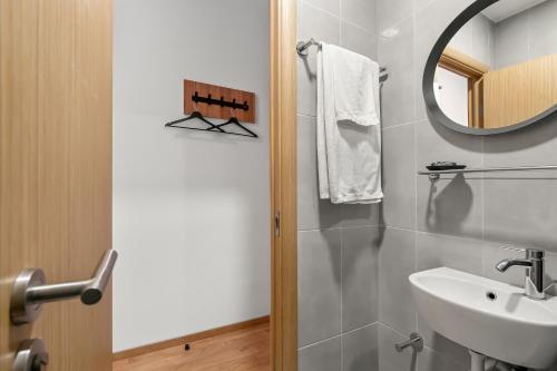 Single Room with Private Bathroom image 10
