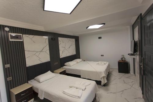 1 double bed, 1 twin bed