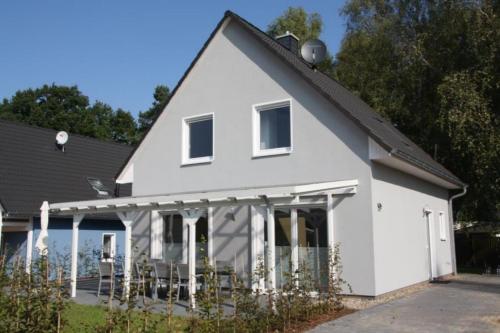K 94 - Stilvolles Ferienhaus mit Kamin in Roebel an der Mueritz