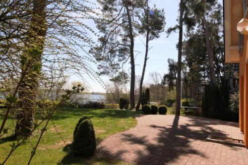 12 - familienfreundliches Ferienhaus mit grossem Garten und Seeblick