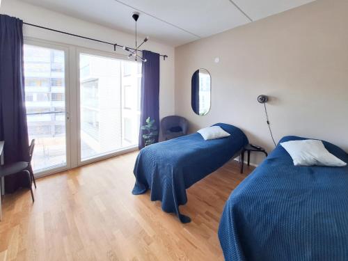 Studio next to train station, 7 mins by train to airport