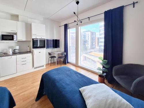 Studio next to train station, 7 mins by train to airport