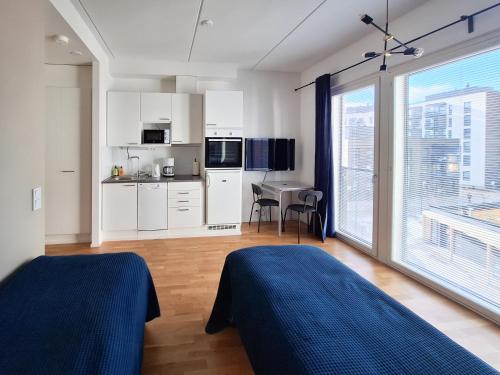 Studio next to train station, 7 mins by train to airport