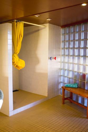 Fürdőszoba, Spacious loft with shared swimming pool in Maia de Montcal