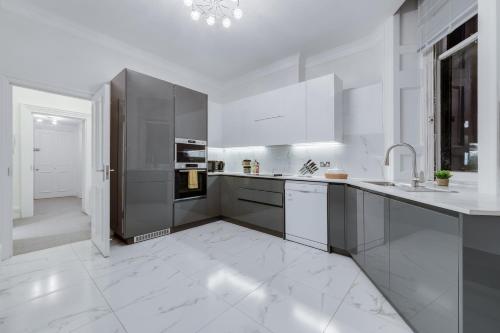 Luxury London 3 Bedroom Duplex with Pool Table - 4HS - main image