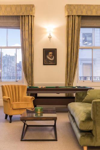 Luxury London 3 Bedroom Duplex with Pool Table - 4HS - image 4