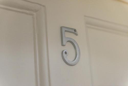 5H Modern Elegance 1-Bedroom City Living in London - image 10