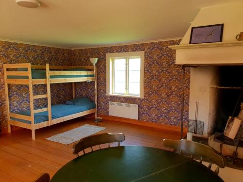 2 bunk beds