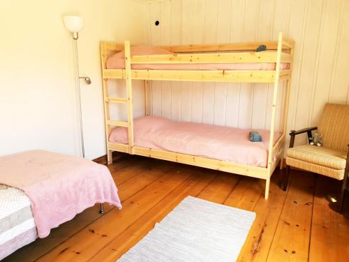 1 twin bed, 1 bunk bed