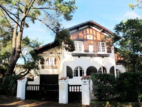 Hossegor Villa LOU GAHUCH , belle villa de caractère des années 30 sur jardin clos boisé entre lac et océan