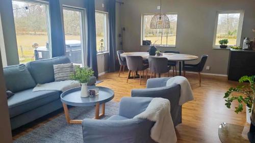 Общ салон/телевизионна зона, Newly built cottages with jacuzzy and sauna in Älmhult