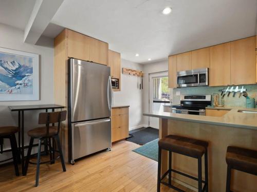 Relaxing 2 Bedroom steps from Vail Resort in Vail, USA