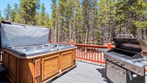 Mountain Home with Amazing Views and Hot Tub in Leadville, USA