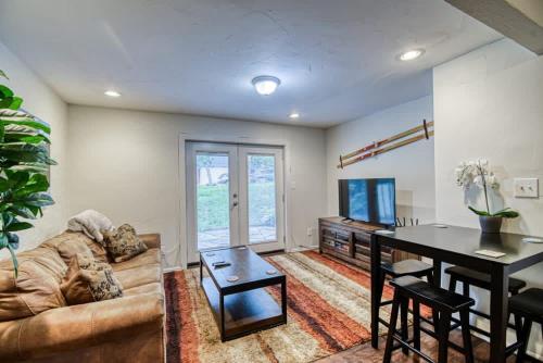 Modernized 2 Bedroom minutes from Vail Resort