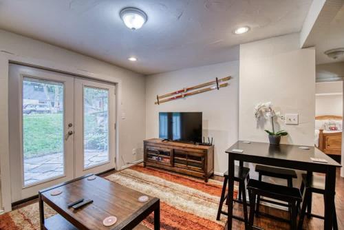 Modernized 2 Bedroom minutes from Vail Resort in Vail, USA