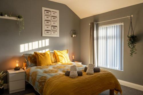 Vibrant City Centre Townhouse With Free Parking rare Outdoor Patio, Belfast