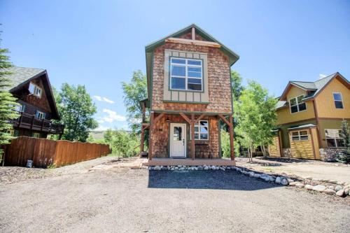 Modern 3bd cabin in Edgewater