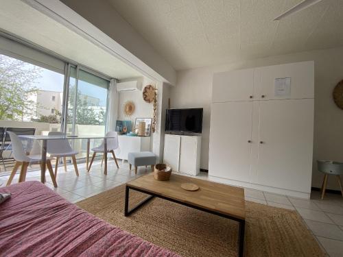sala de TV, Sol-y-Days les Tamaris Grand Studio familial avec terrasse in Le Grau-du-Roi